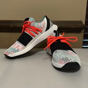 Women's UNDER ARMOUR Charged Breathe 3019973-100 White Black Orange Size 8.5 EUC